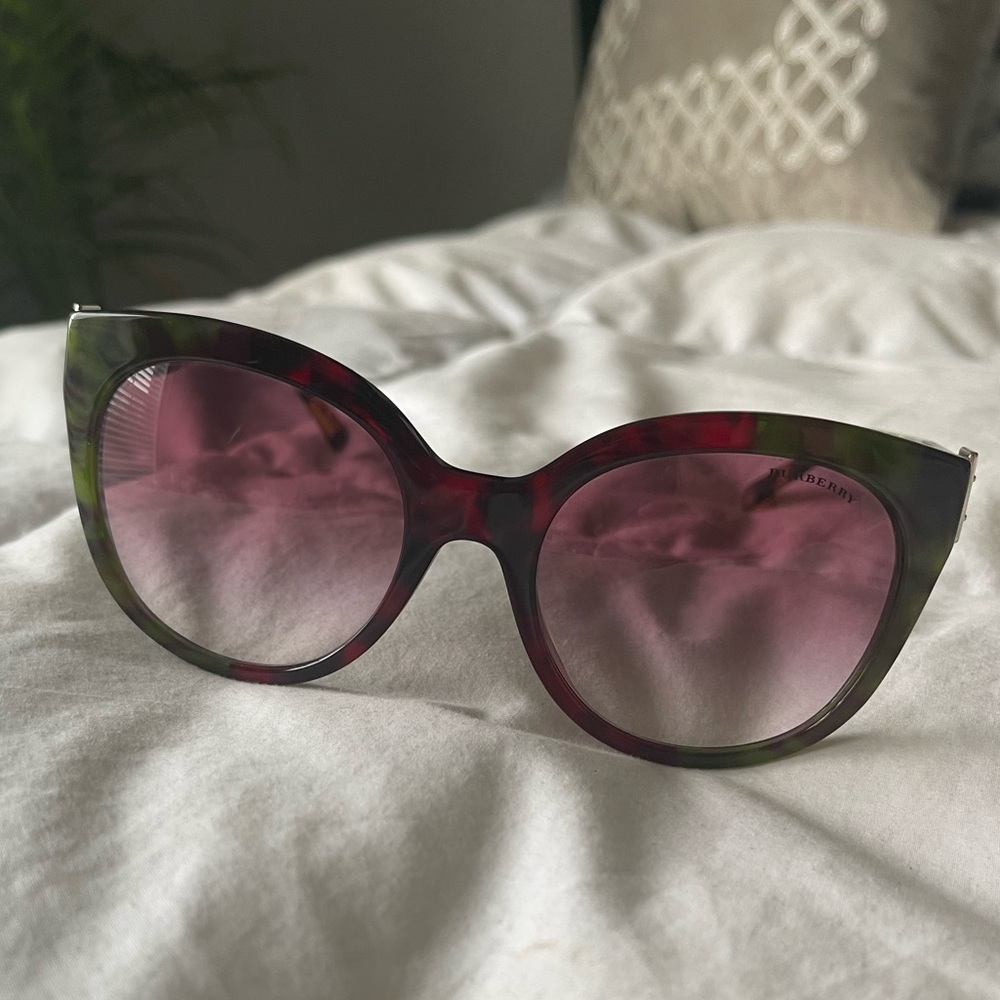 Burberry Cat eye sunglasses Havana Green & red